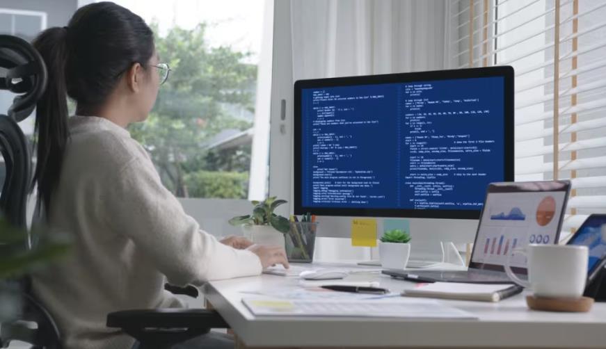 达拉特旗软件开发公司实战建议：网站赋能，为何必须接入支持机器人？
